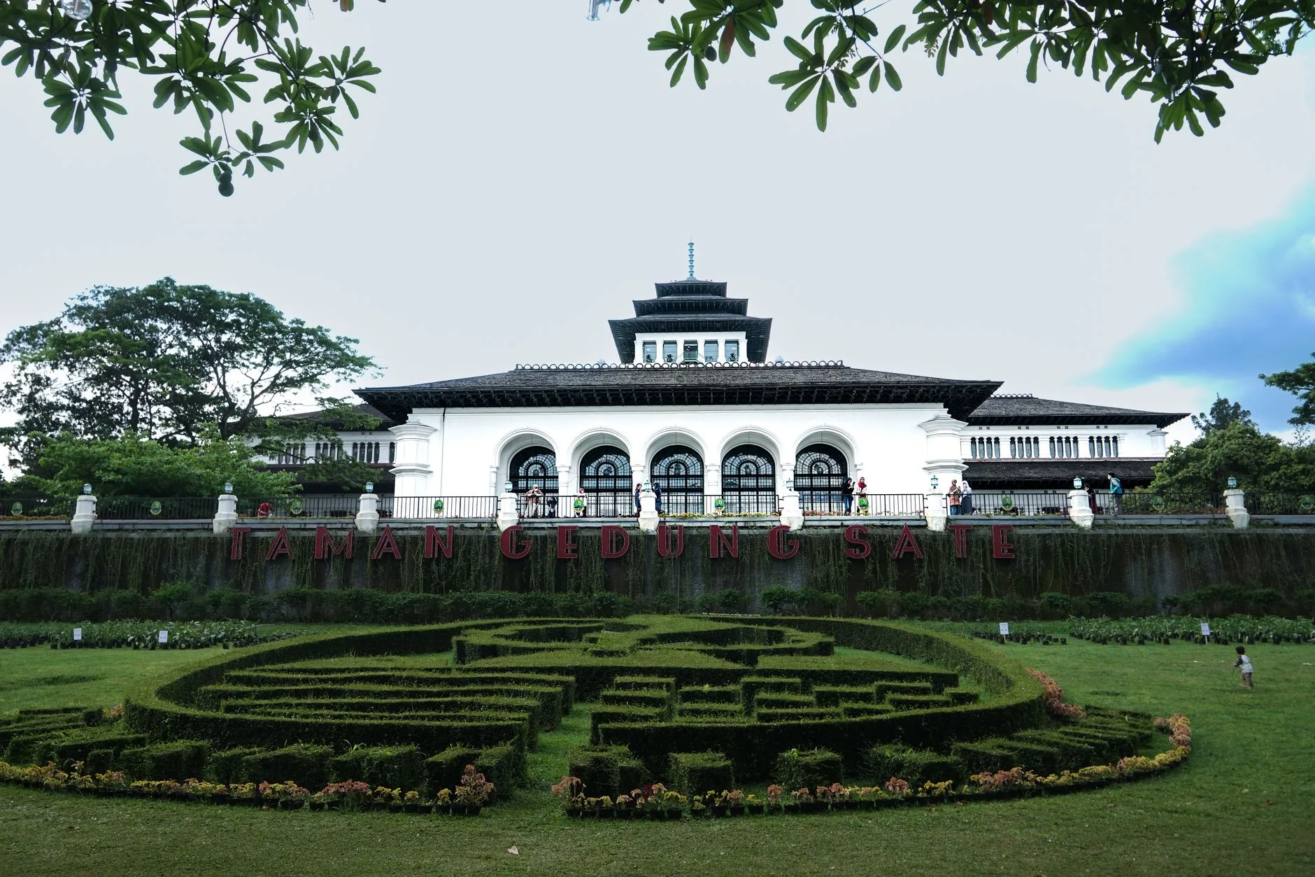 Photo by JENNI AGUSTINA on Pexels | Penangkal Petir Gedung illustration