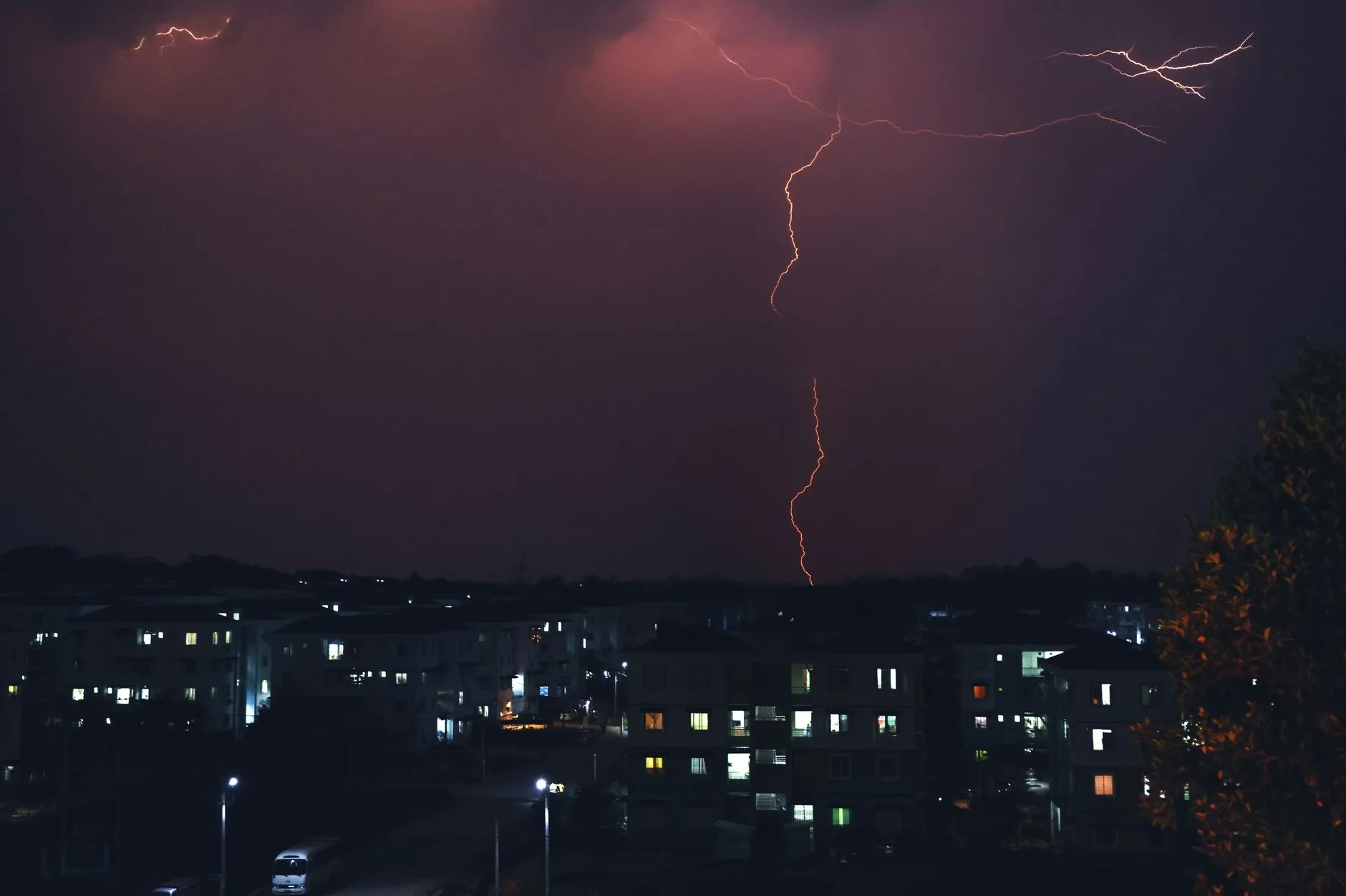 Photo by Nay Nyo on Pexels | Penyalur Petir Konvensional illustration