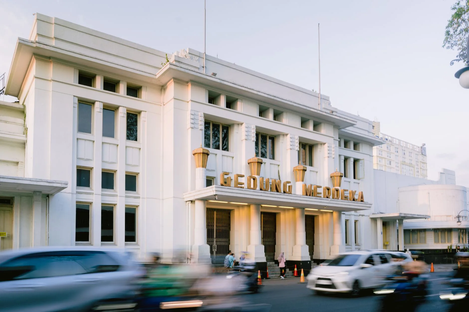 Penangkal petir gedung modern dari Amelia Digital Visual melindungi struktur dari sambaran listrik.