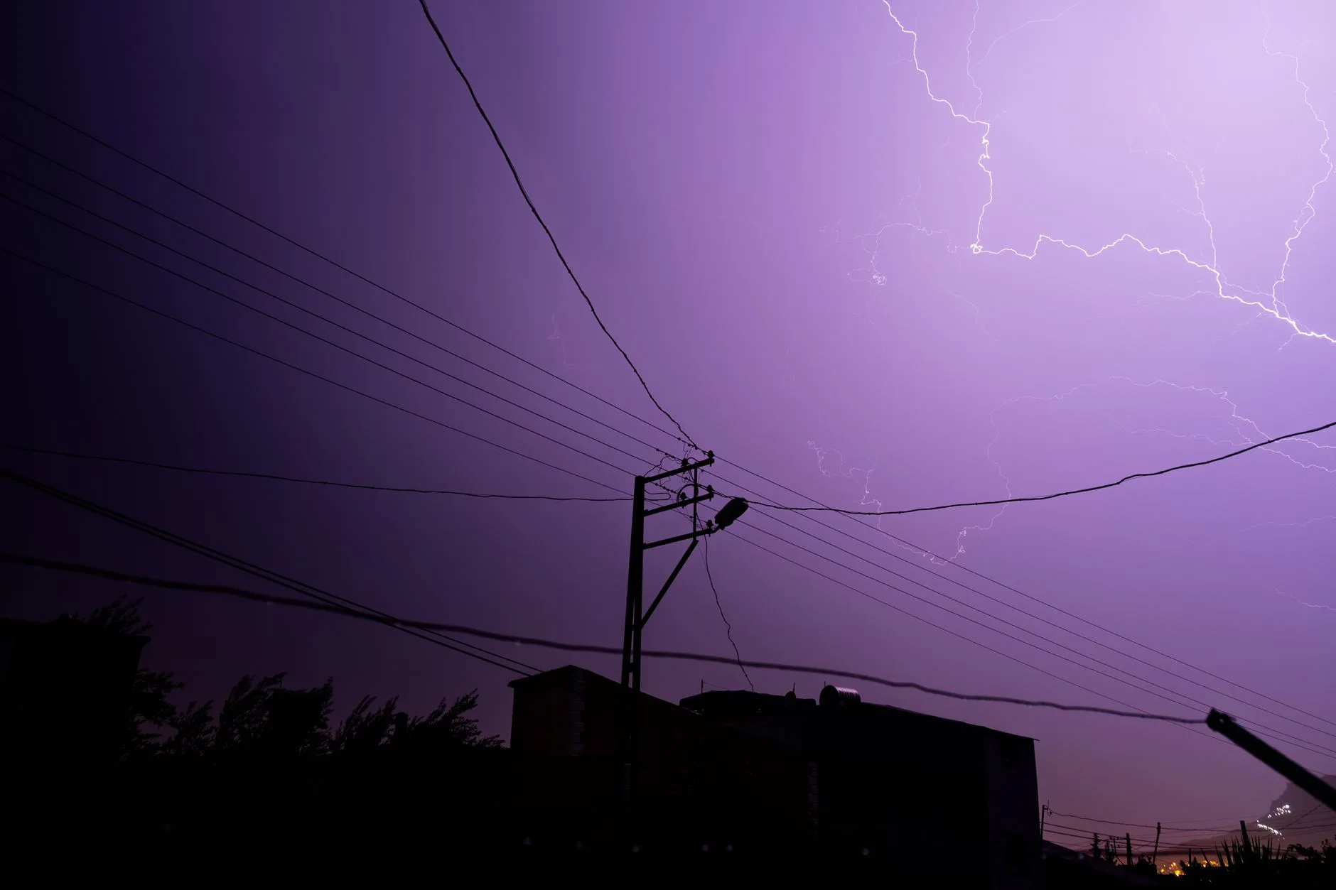 Photo by Enes Beydilli on Pexels | Kabel Penangkal Petir illustration