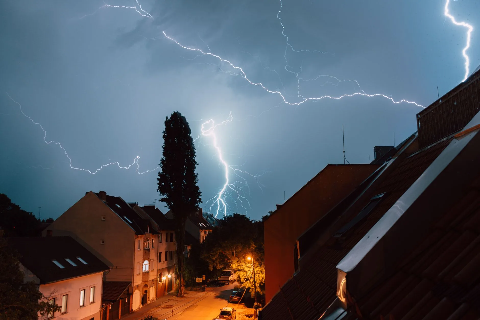 Photo by Amir H. Bakhtiari on Pexels | Grounding Penangkal Petir illustration